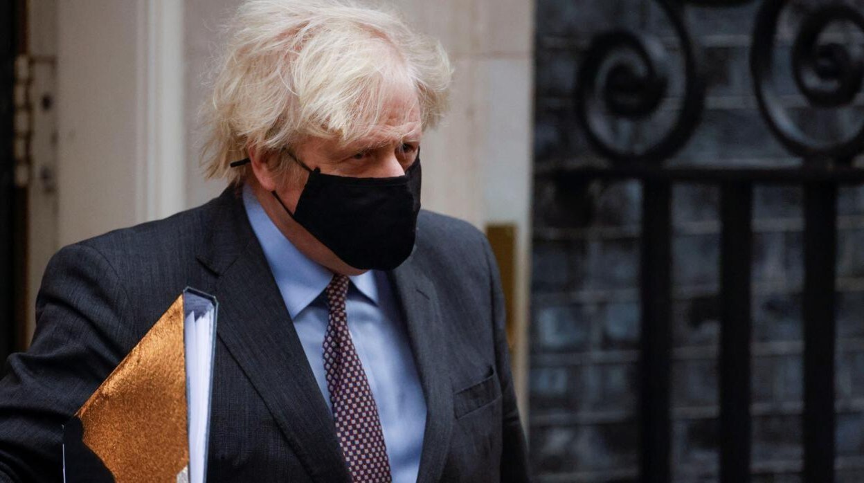 El primer ministro británico, Boris Johnson, en una instantánea tomada hoy mientras abandonaba su domicilio en Downing Street