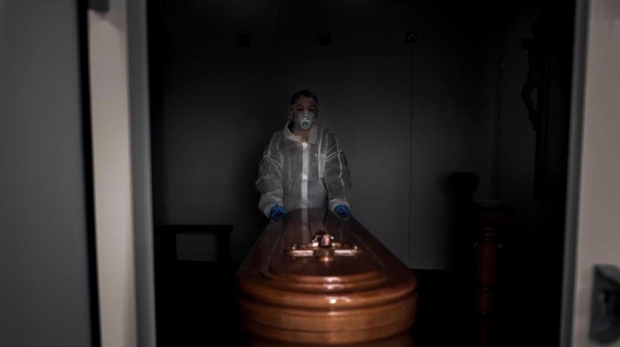Los fallecidos por la pandemia superan los 100.000, según el INE