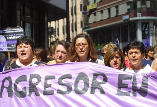 Un total de 300 mujeres salieron a la calle para apoyar a Nevenka el día del homenaje a Ismael Álvarez tras su dimisión
