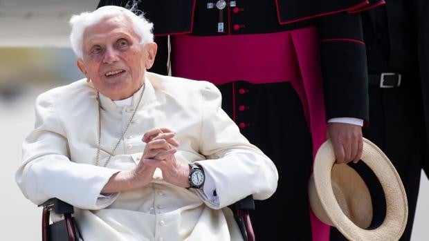 Benedicto XVI desautoriza las «teorías conspiratorias» sobre su renuncia