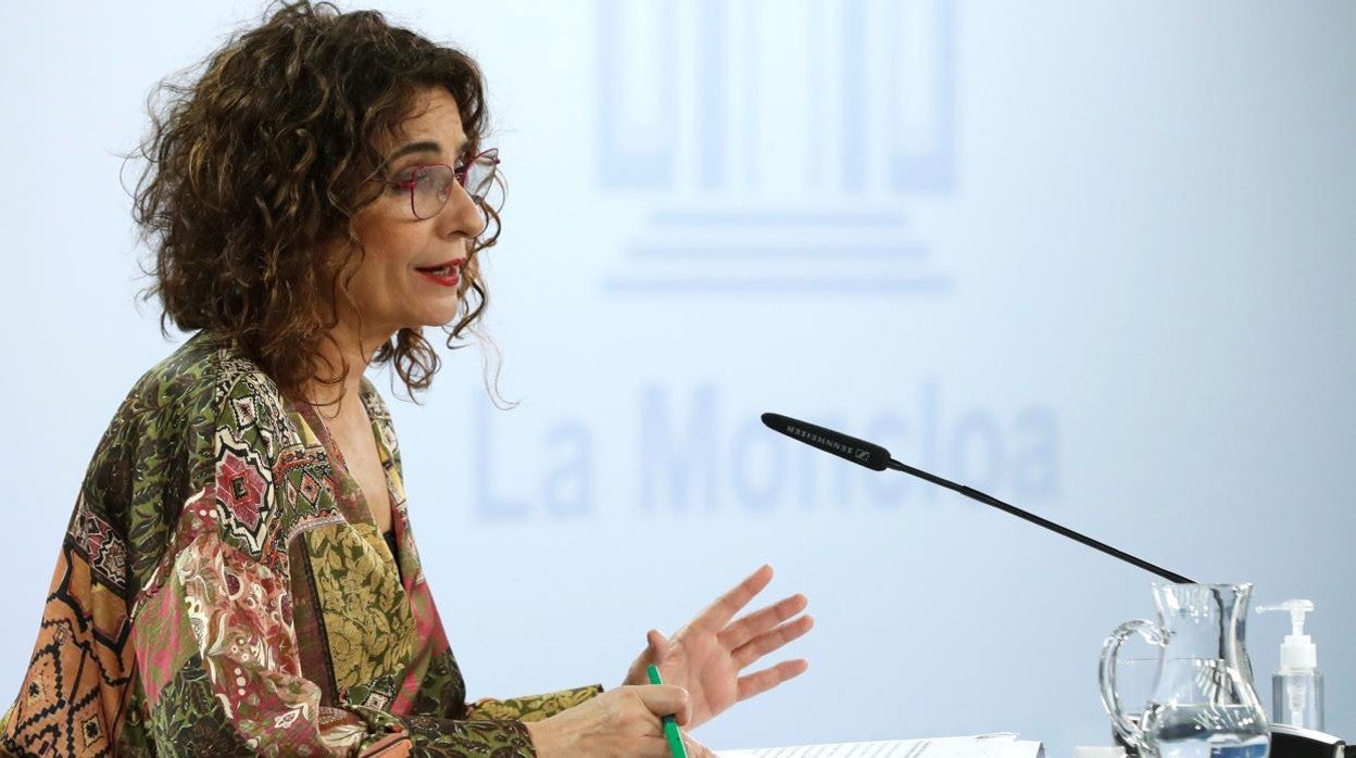 La portavoz del Gobierno y ministra de Hacienda, María Jesús Montero, antes de la rueda de prensa tras el Consejo de Ministros celebrado en el Palacio de la Moncloa este martes