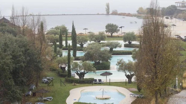 Extremadura podrá iniciar el derribo parcial del «resort» de lujo Isla de Valdecañas