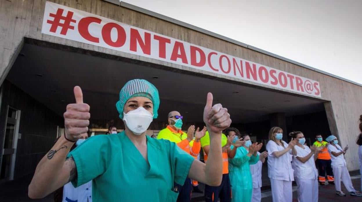 Personal sanitario del hospital Huca de Oviedo agradeciendo los aplausos recibidos por su trabajo para atajar la pandemia del coronavirus