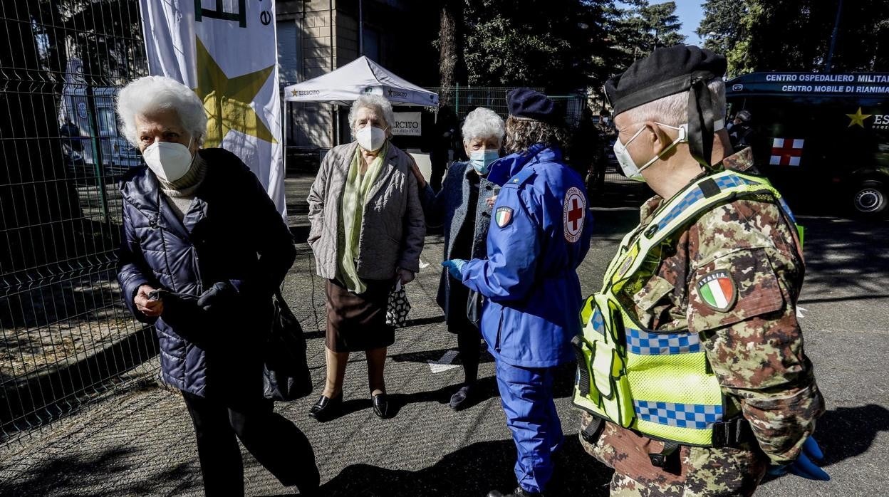 Varios ancianos, ayer en Milán, preparados para recibir la vacuna contra el Covid-19