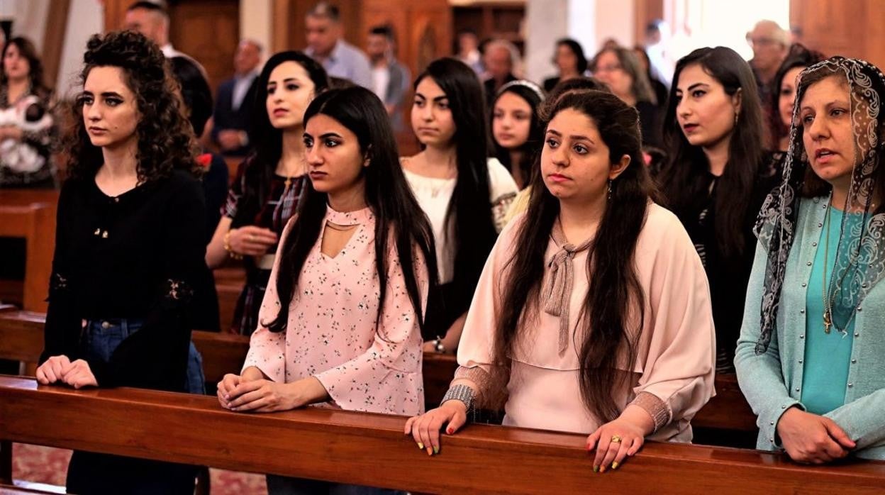 Cristianos iraquíes en misa en Nuestra Señora de la Salvación en Bagdad