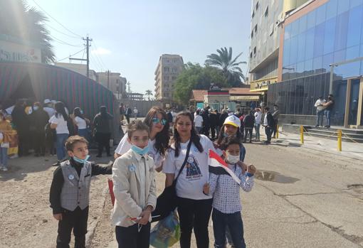 Shuakt Salem y Sina Nayeeb con los niños