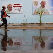 Imágenes del Papa cerca de la catedral caldea de Bagdad, donde el Papa dará una misa mañana sábado