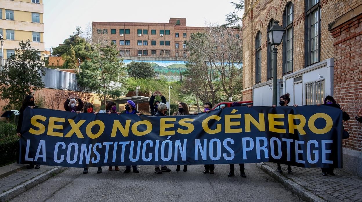 Varias mujeres del Movimiento Feminista de Madrid, esta mañana