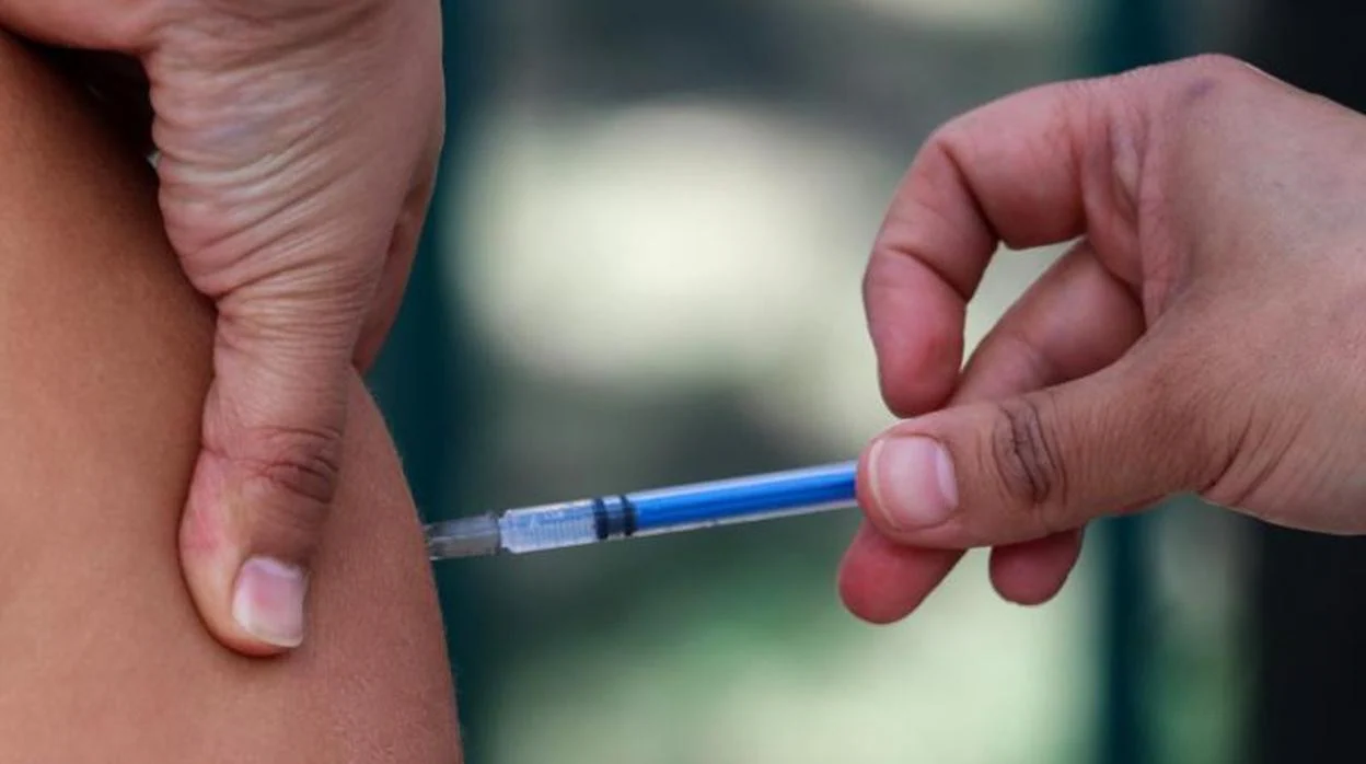 Cuarenta grandes empresas españolas piden por carta a Sanidad la vacunación de sus trabajadores esenciales