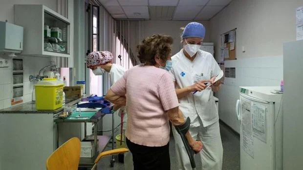 Funcionarios jubilados de Muface sin vacuna por un problema burocrático: «Tienen mal los datos»