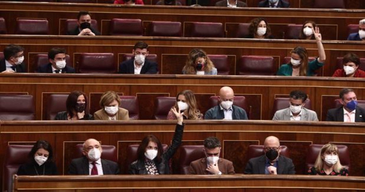 Adriana Lastra marca el sentido del voto a la bancada socialista ayer, en el Congreso de los Diputados