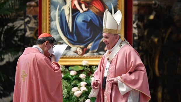 El Papa elogia como «bonita y atractiva» una Iglesia que «ama el mundo sin juzgarlo y se entrega a sí misma»