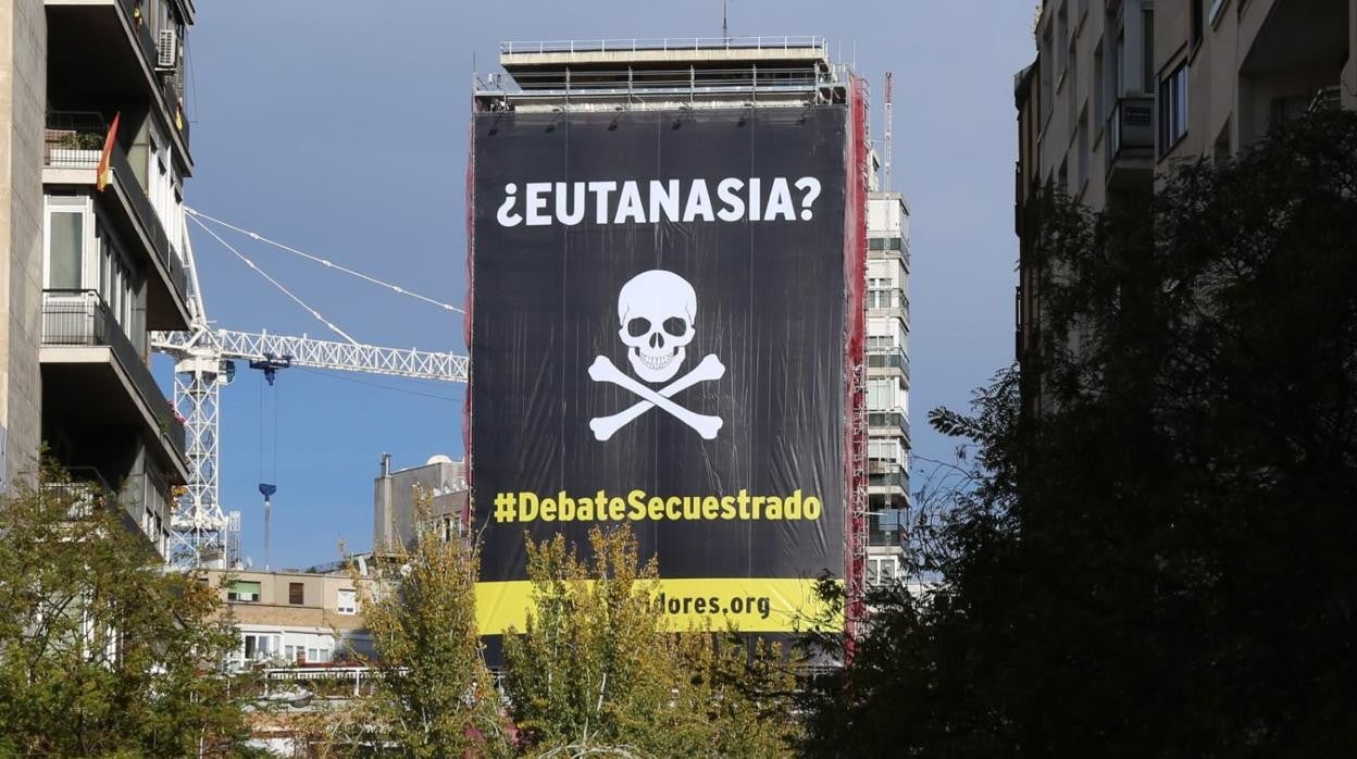 Una campaña contra ley de eutanasia de la asociación Vividores.org en la fachada de un edificio en Madrid