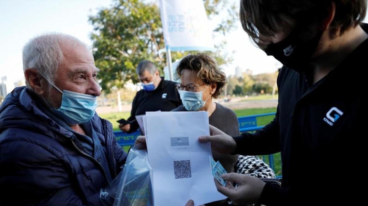 Un vacunado en Israel muestra su pase Covid en Tel Aviv