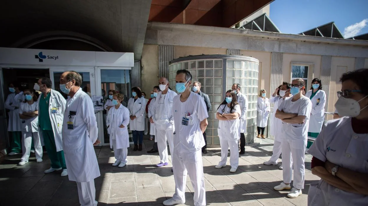 Imagen reciente de un minuto de silencio por los sanitarios fallecidos durante la pandemia