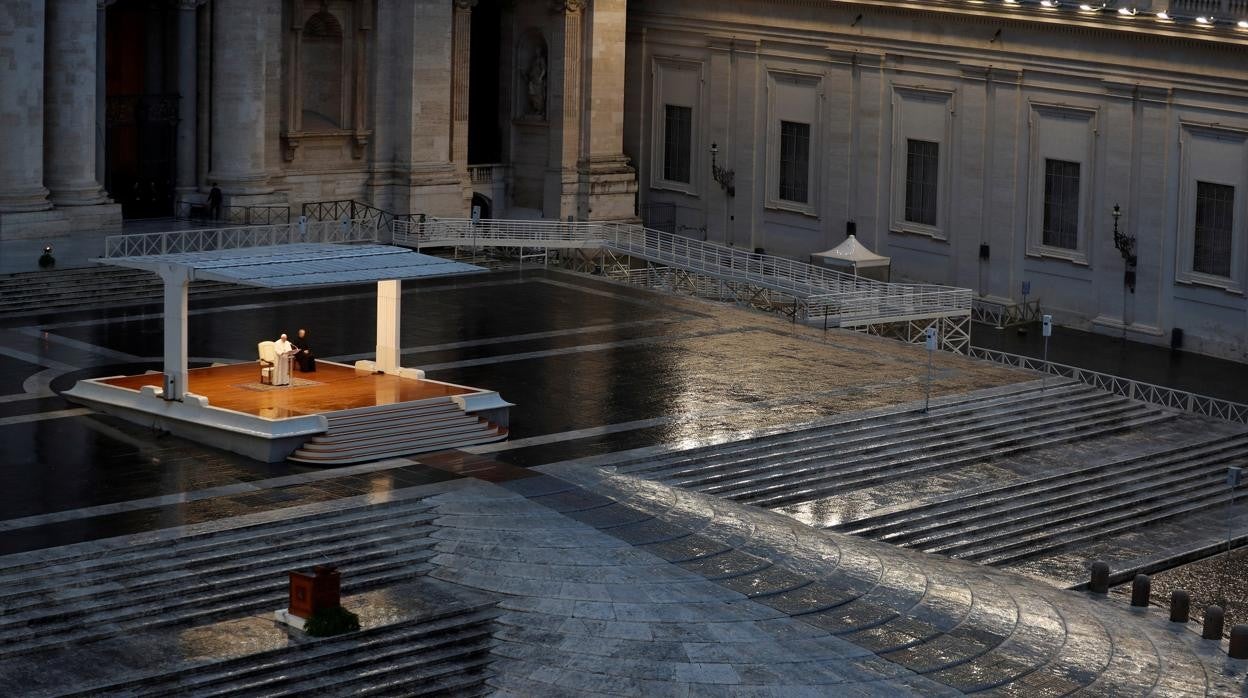 El Papa Francisco da la bendición 'Urbi et Orbi' desde la Plaza de San Pedro, en la Semana Santa de 2020