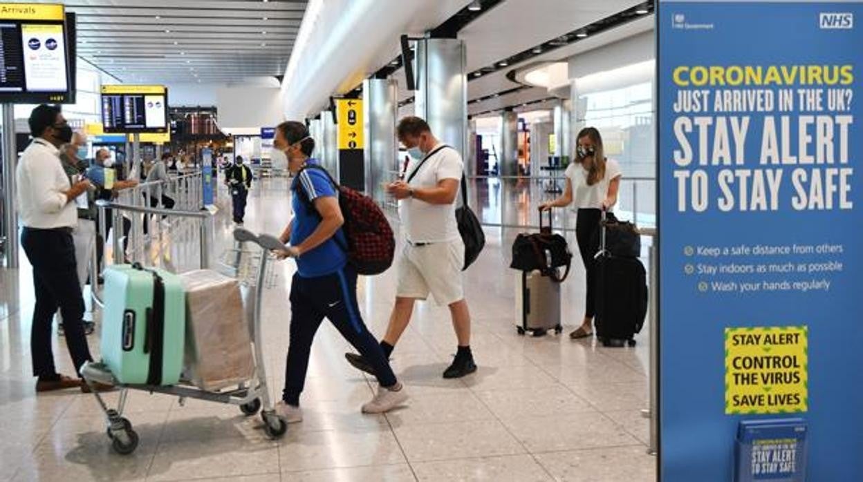 Imagen de archivo de varios viajeros en el aeropuerto de Heathrow de Londres