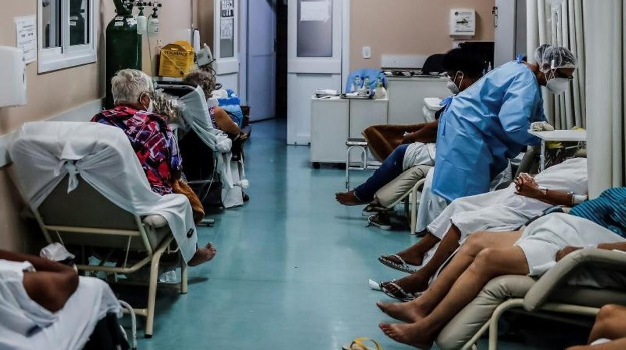 Una enfermera atiende a varios pacientes hoy, en la Unidad de Pronto Atendimiento en Porto Alegre (Brasil)