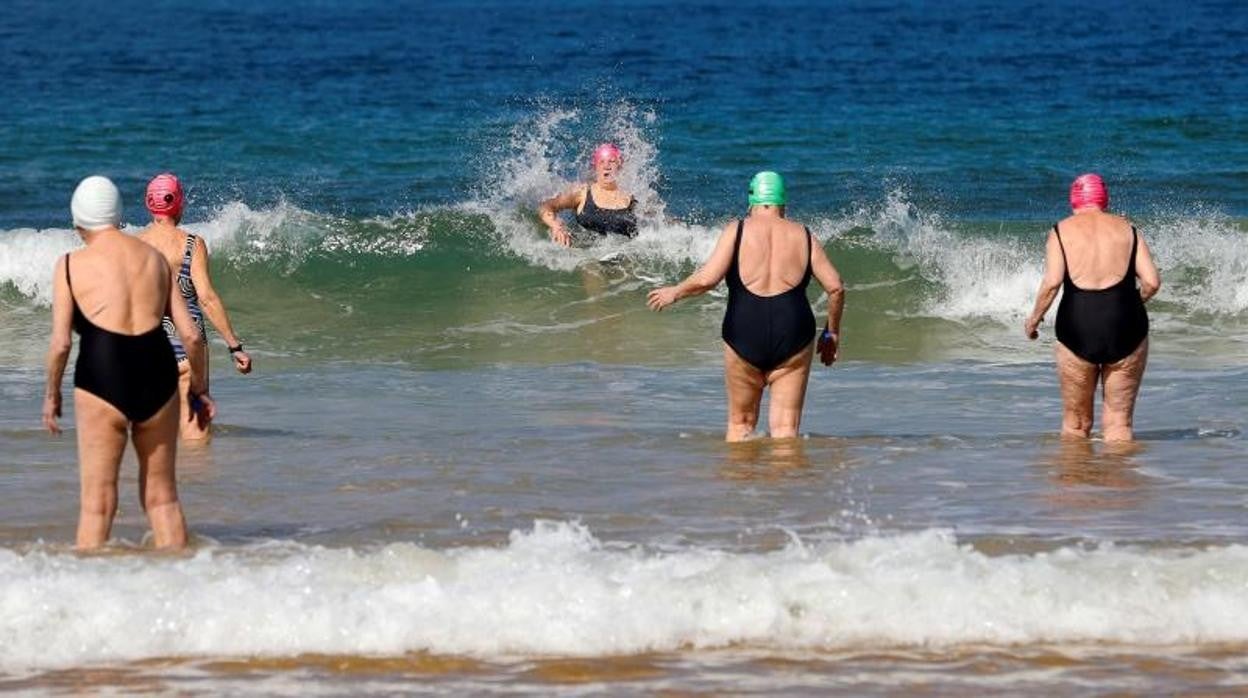 Varia mujeres se bañan este sábado en la playa de La Concha de San Sebastián