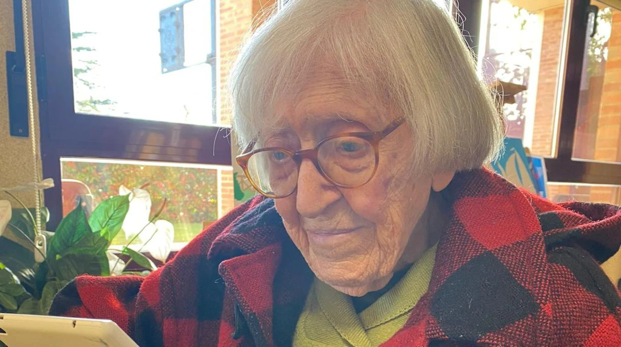 María Consuelo Herrero sigue a sus cien años la misa en su tableta