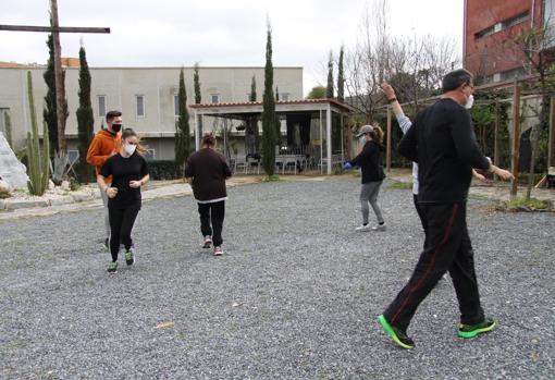 Un grupo de pacientes hacen ejercicio en la parroquia Espíritu Santo (Badajoz)