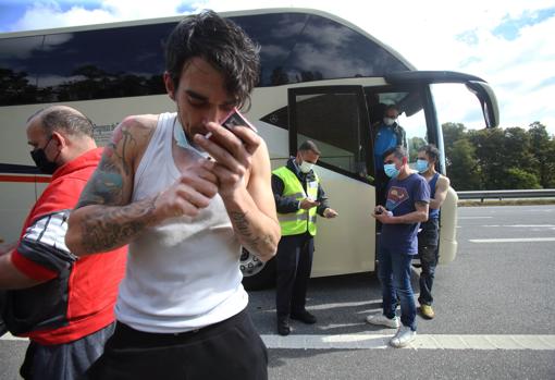 Autobuses pasan la frontera en Tui