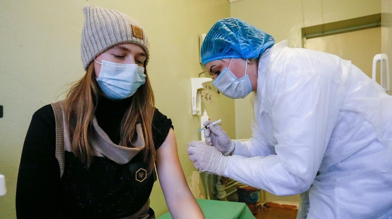 Una joven recibe la primera dosis de la vacuna contra el coronavirus