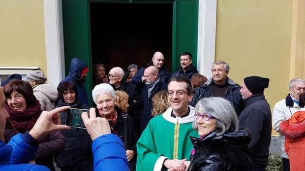 Un cura no bendice las palmas el Domingo de Ramos en protesta por que la Iglesia no bendiga a las parejas homosexuales