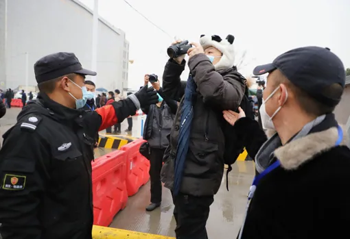 Durante toda la misión, la seguridad china aisló al equipo de la OMS y trató de impedir que los periodistas hablaron con ellos y tomaran imágenes