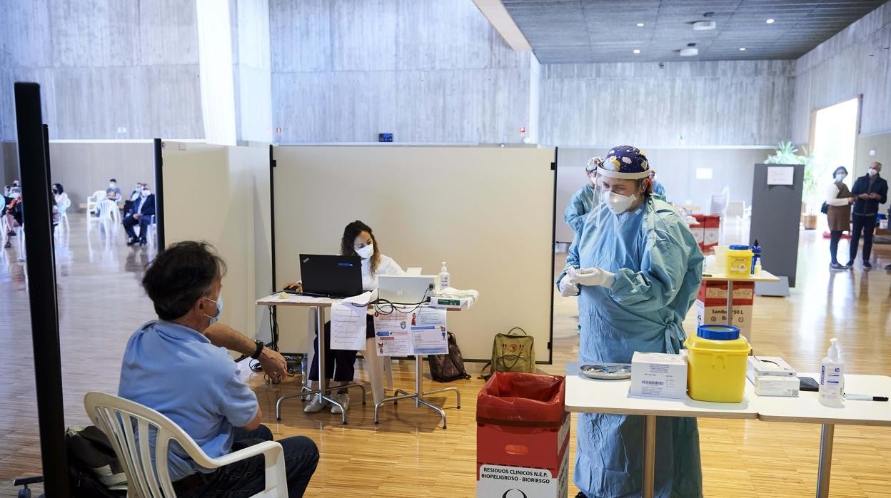 Un hombre recibe la vacuna de AstraZeneca, este miércoles, en Santander