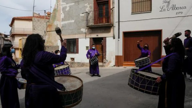 Sin aglomeraciones pero con el mismo ruido de tambores: así celebra Calanda la Semana Santa