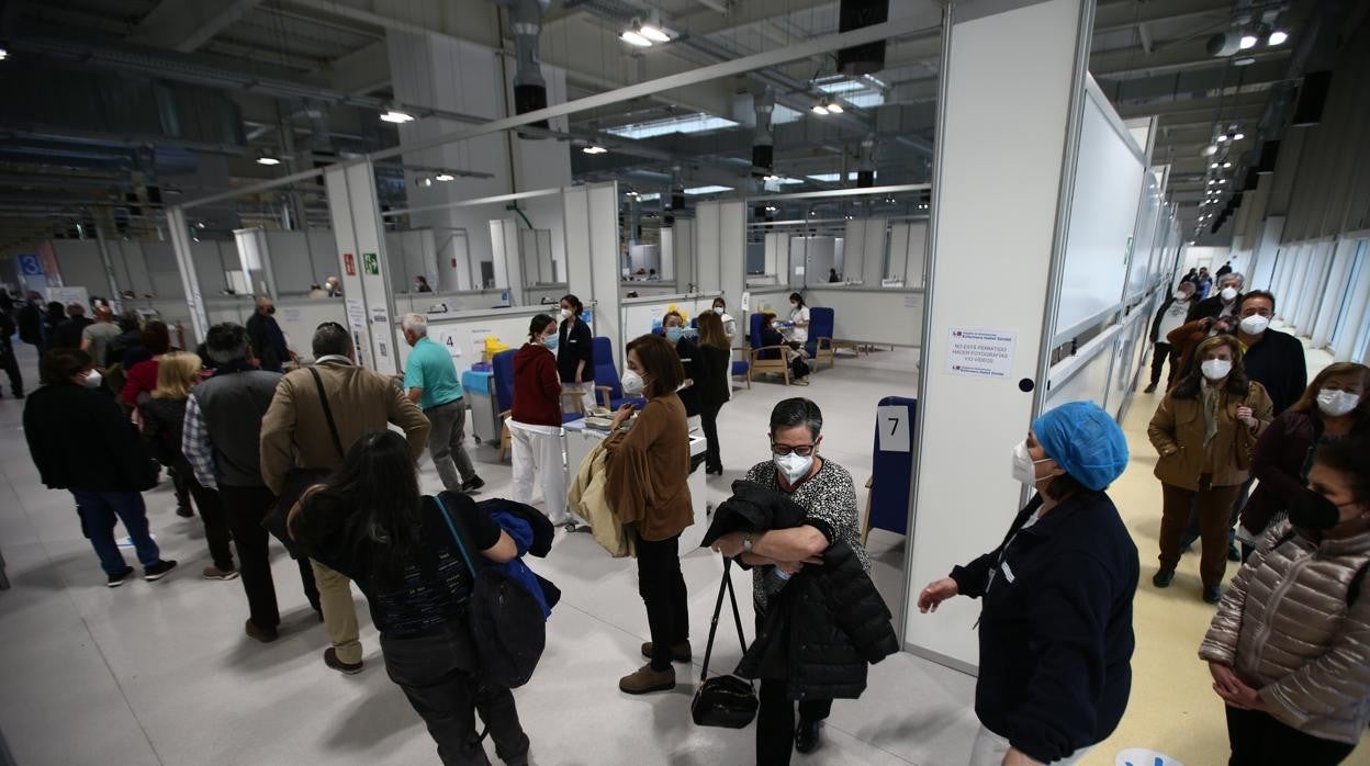 Desde primera hora de la mañana de ayer, decenas de personas hacían cola para vacunarse en el Zendal