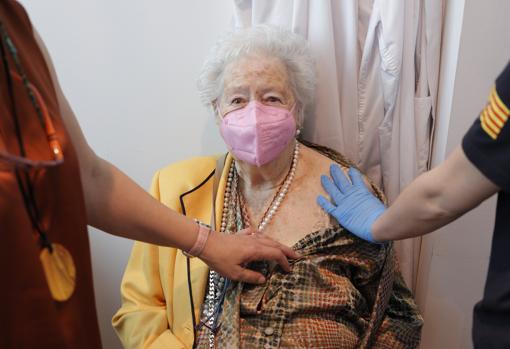 Una mutualista recibe la vacuna, ayer, en Zaragoza
