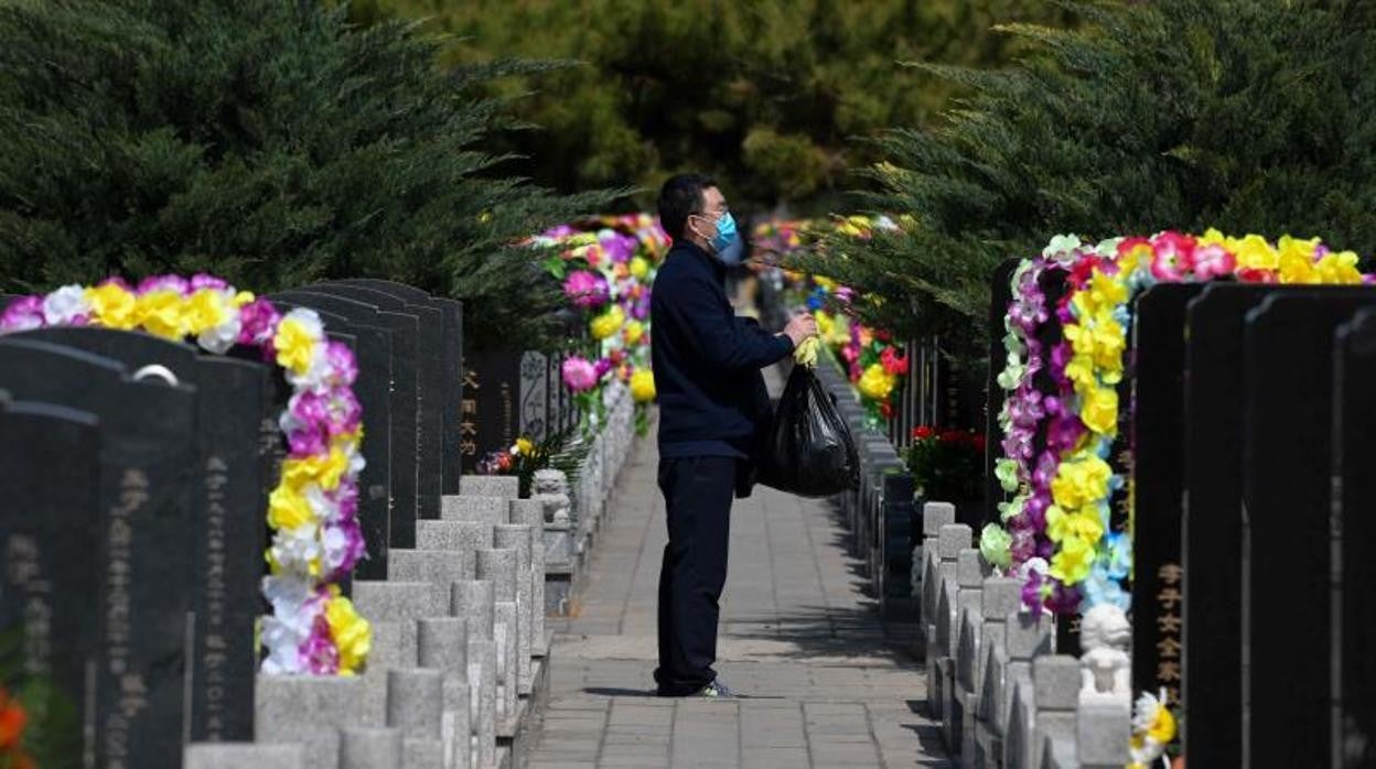 Un ciudadano en un cementerio cercano a Beijing