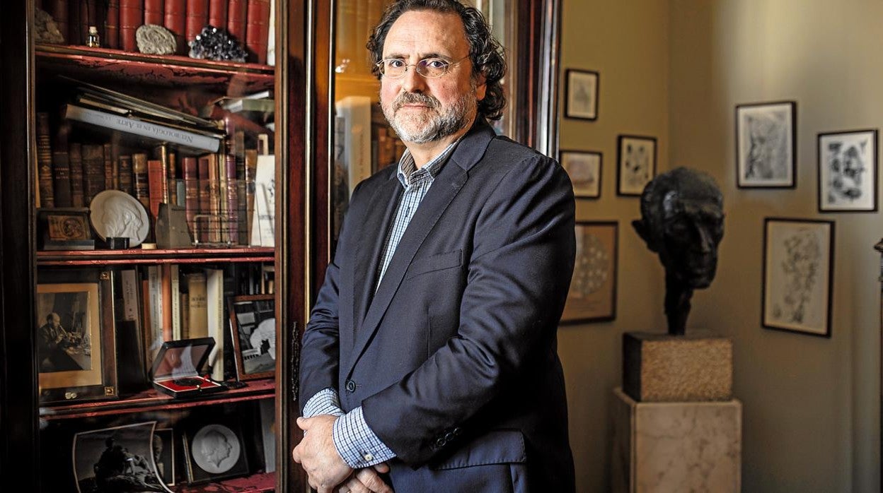 El nieto del investigador posa con el legado atesorado por su padre y su abuelo