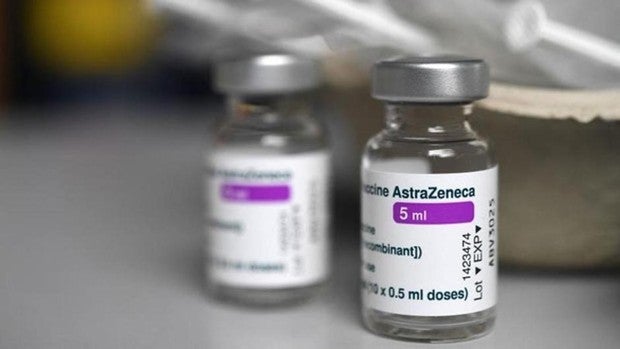 El regulador británico del medicamento recomienda no vacunar con AstraZeneca a los menores de 30 años