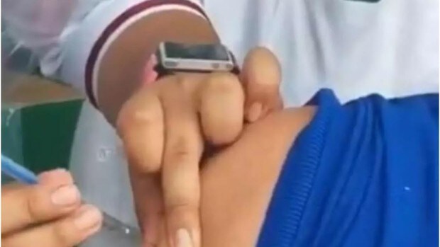 Escándalo en México tras difundirse varios vídeos vacunando con una jeringa vacía contra el Covid