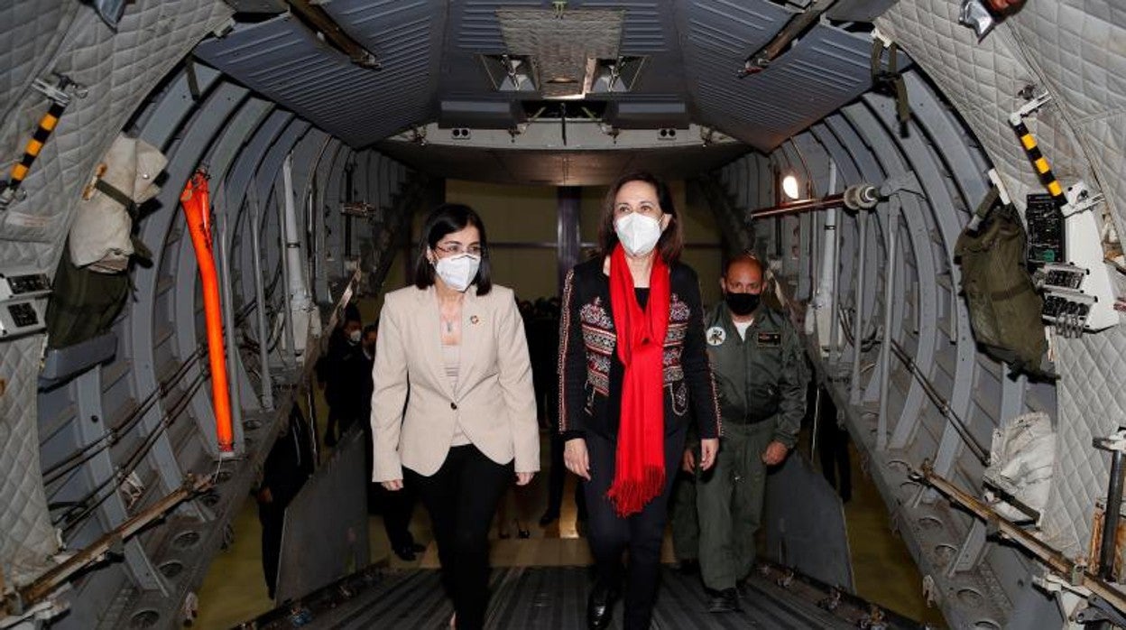 La ministra de Sanidad, Carolina Darias, junto a la ministra de Defensa, Margarita Robles, este jeves en la visita a la base aérea de Torrejón