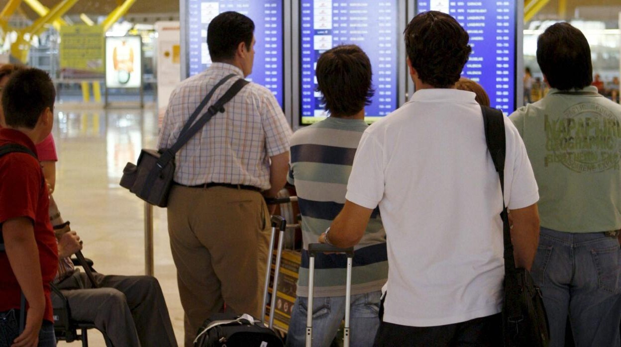 Viajeros a la espera de un vuelo a Canarias, en el aeropuerto Adolfo Suárez-Barajas
