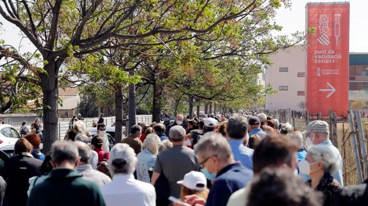 Aglomeración de personas a la espera de ponerse la vacuna el pasado martes en Valencia