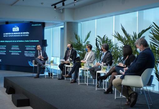 Representantes de los diferentes grupos políticos protagonizaron un interesante debate sobre los puntos más conflictivos de la futura ley