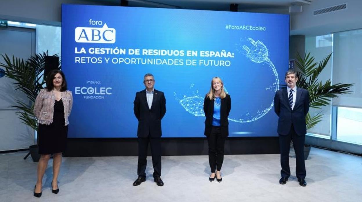 El Foro ABC/Ecolec contó este miércoles con la presencia de Hugo Morán, secretario de Estado de Medio Ambiente, en la imagen en el centro junto a Begoña Aguirre (centro derecha), presidenta de la Fundación Ecolec, su director general Luis Moreno y Yolanda Gómez (izquierda), subdirectora de ABC