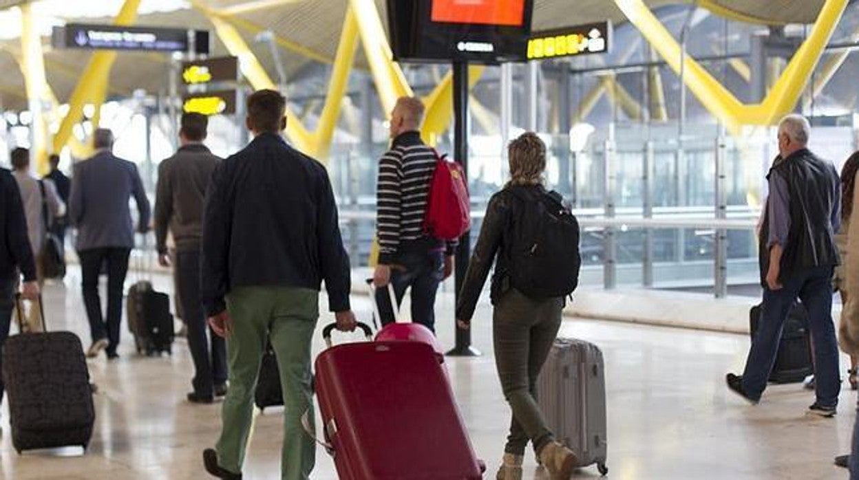 Pasajeros en el aeropuerto de Madrid