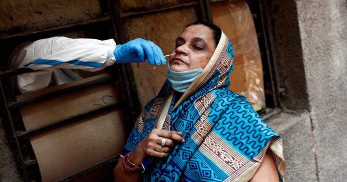 Una mujer se hace una prueba de coronavirus en la India