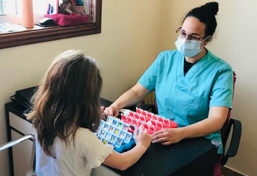 Carmen junto a la terapeuta ocupacional en Canarias