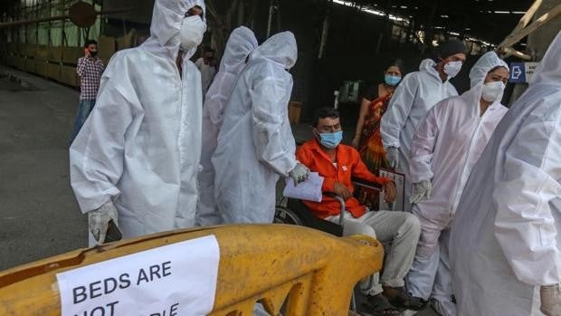 Von der Leyen «alarmada» por la pandemia en la India anuncia ayudas desde la UE