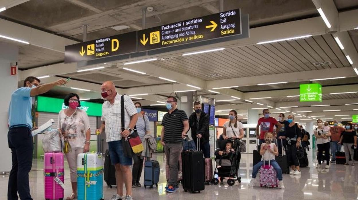 Turistas extranjeros a su llegada al aeropuerto de Palma de Mallorca