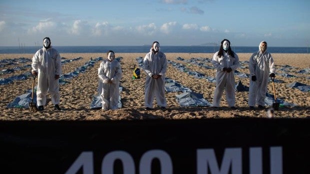 Copacabana se tiñe de luto en memoria de 400.000 muertos de covid en Brasil