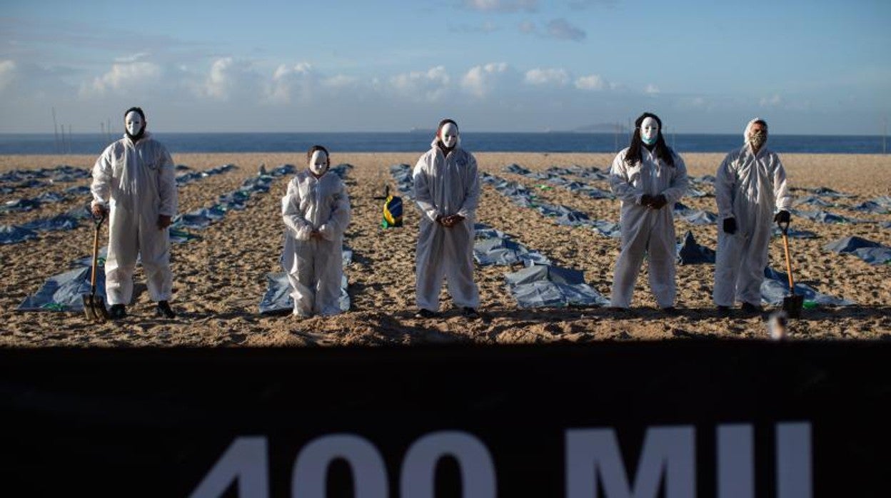 Homenaje a los fallecidos por Covid-19 en la playa de Copacabana (Brasil)