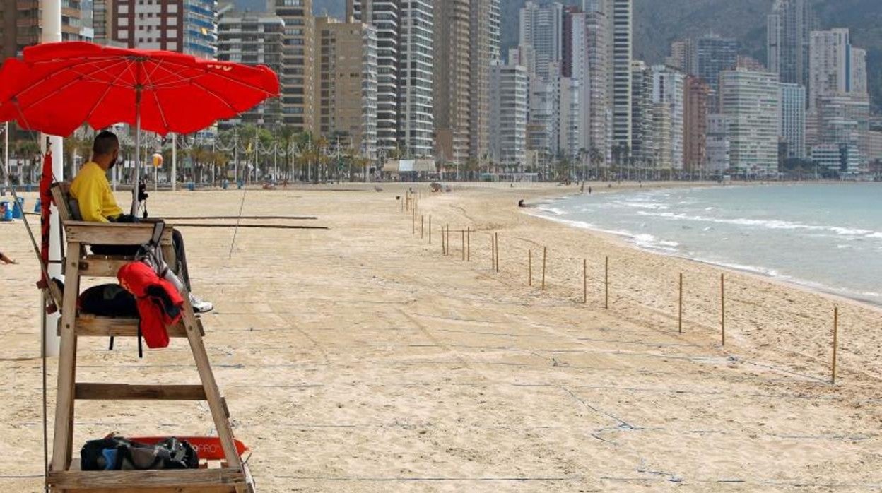 Imagen inusual de la playa de Levante en Benidorm (Alicante) practicamente vacía debido a las restricciones al turismo